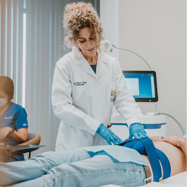 especialista preparando tratamento de coolsculpting